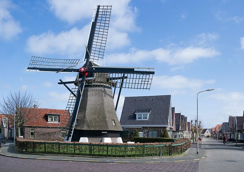 Holland 03 - 201520150330_03304156 als Smartobjekt-1 Kopie.jpg - In den Oever - Hier wurden die Reihenhäuser um die Windmühle gebaut